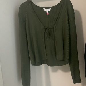 Green tie in the front shirt long sleeve